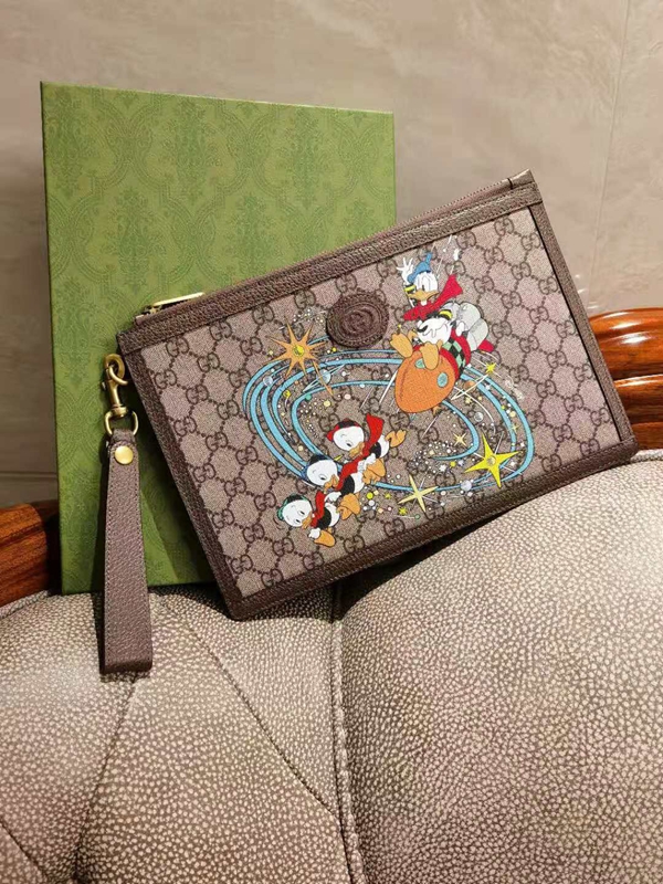 グッチ財布 レプリカ着用イメージ